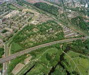 840415 Luchtfoto van 3e Algemene Begraafplaats Tolsteeg (Maansteenweg 1) te Utrecht, vanuit het zuidoosten. Op de ...